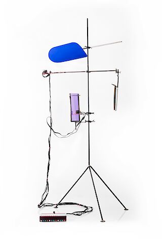 Um die verschiedenen Aspekte von Licht verstehen zu können, wurden diverse Werkzeuge angefertigt. Abgebildet ist das modulare Werkzeug N°4. Es dient unter anderem zur Untersuchung von Diffusität, Abstrahlwinkel, Absorption und Reflexion.
